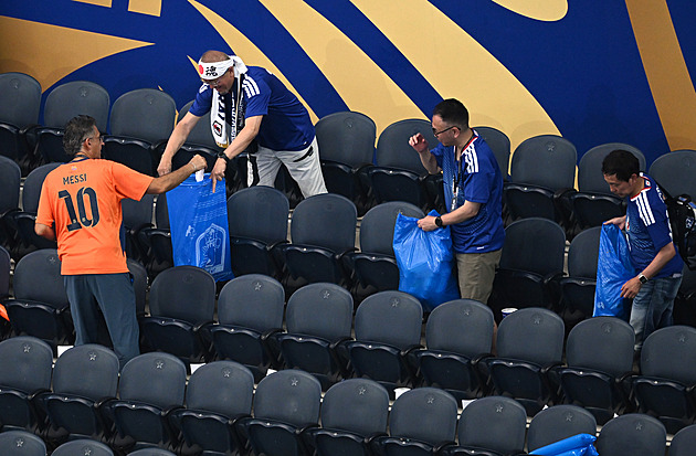 Nejdřív fotbal, potom odpadky. Japonští fanoušci po remíze opět uklízeli stadion